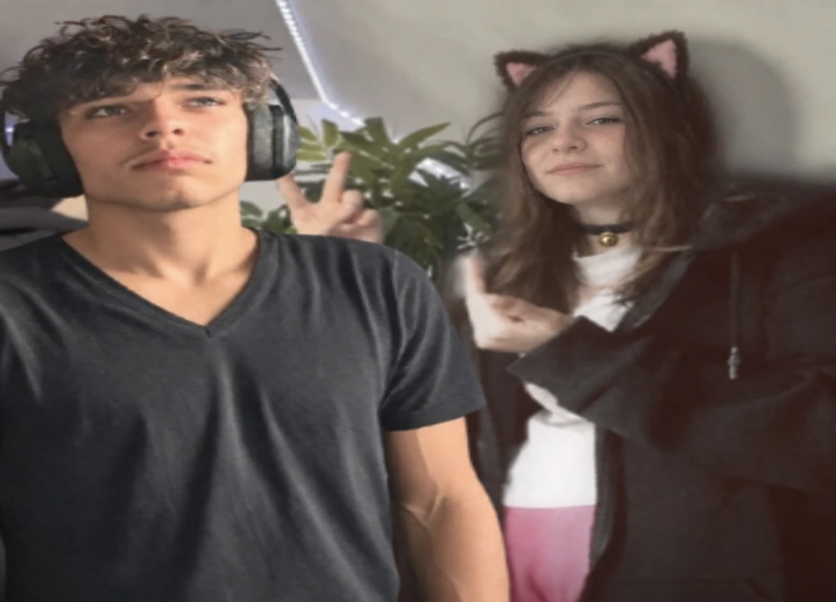 Zwei Personen, eine mit Kopfhörern, eine mit Katzenohren und einem Glöckchen